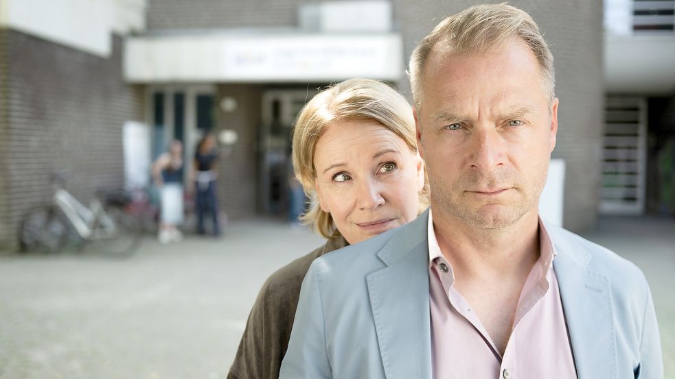 Hinnerk Schönemann und Mariele Millowitsch im TV-Krimi „Marie Brand und die verlorenen Kinder“. Foto: ZDF/Martin Valentin Menke
