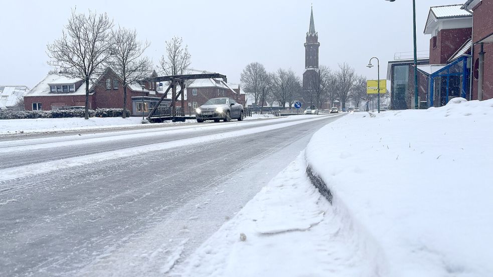 Der festgefahrene Schnee auf den Straßen sorgt für viele spiegelglatte Fahrbahnen in Ostfriesland, wie das Bild von der Kreisstraße Rajen in Westrhauderfehn zeigt. Foto: Carsten Ammermann