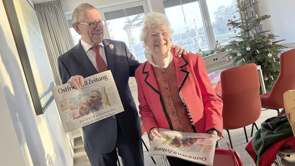 Sie haben Schlagzeilen gemacht: Johan van Dijk und Ellen Schmitz-van Dijk auf dem Emder Standesamt mit der Ostfriesen-Zeitung in der Hand. Foto: Stephanie Schuurman