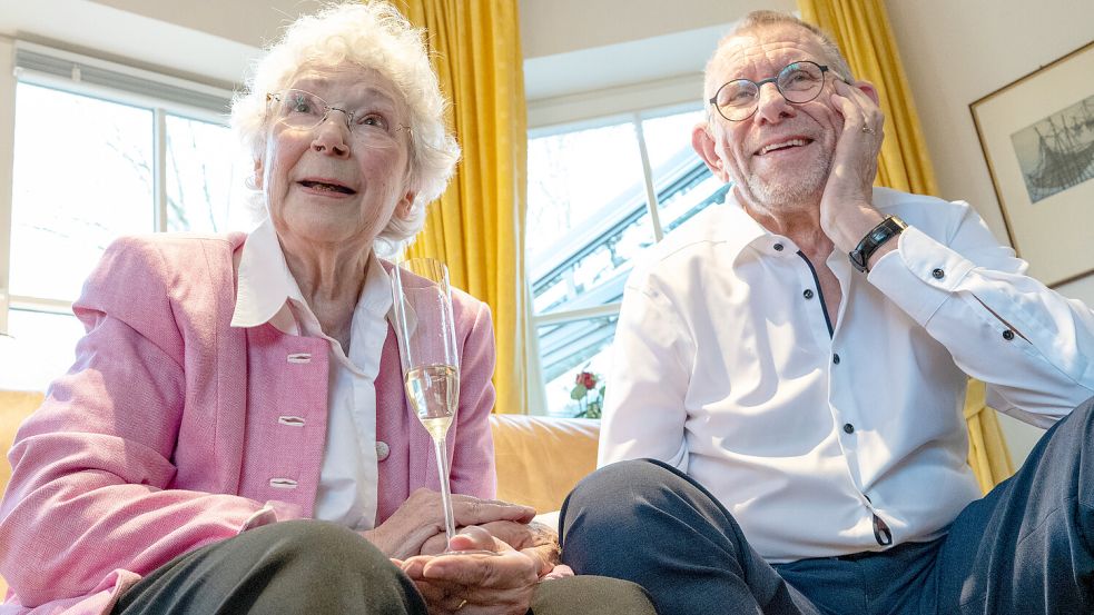 Sie haben viel zu erzählen: Ellen Schmitz-van Dijk und Johan van Dijk berichten gerne von ihrem Liebesglück. Foto: Klaus Ortgies/Archiv
