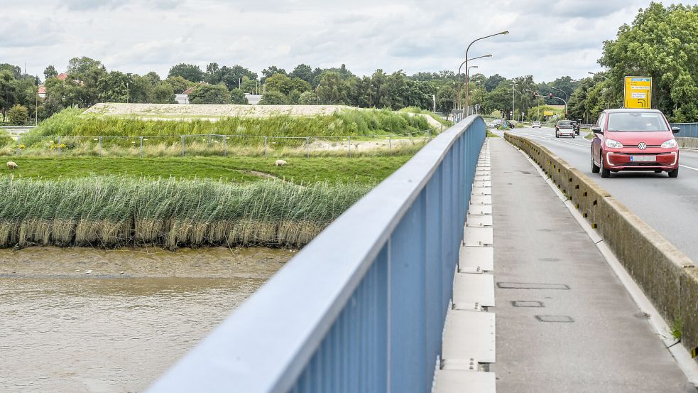Für den Neubau der Ledabrücke wurde bereits Sand auf der nördlichen Seite aufgeschüttet. Bis das neue Bauwerk fertig ist, muss das alte aber noch halten. Foto: Klaus Ortgies/Archiv