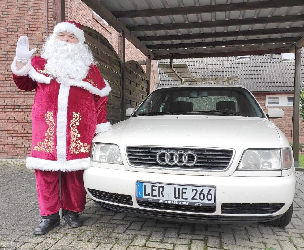 Peter Uelwer steht neben „Pablo“, seinem aus Madrid importierten Audi A6 5E. Zu Weihnachten grüßte er die Vereinsmitglieder des Automobilclubs Leer als "Santa Pablo“.
