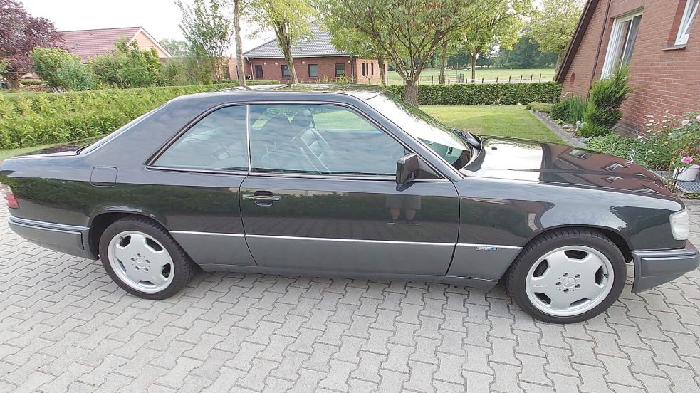 Johann Muschinski aus Ockenhausen konnte sich das Mercedes-Coupé der Baureihe 124 als junger Mann nicht leisten. Jetzt fährt er ein gepflegtes Exemplar. Foto: privat