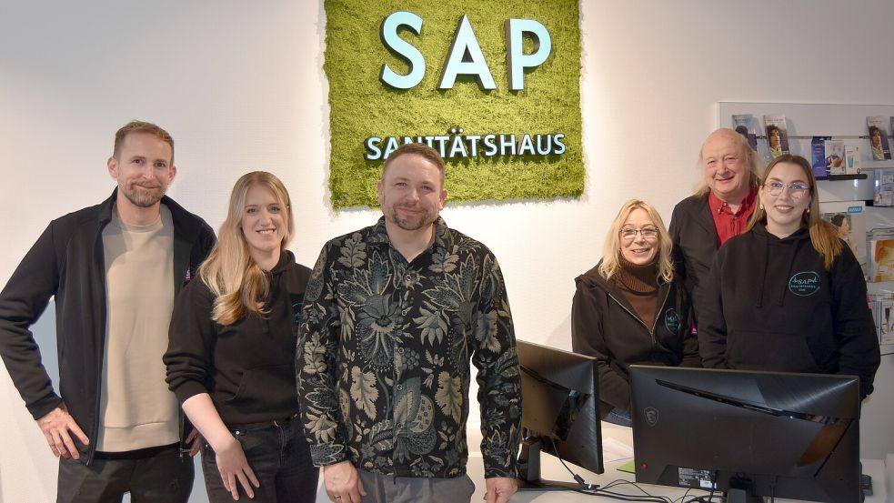 Freuen sich auf die Neueröffnung im Gesundheidshuus in Warsingsfehn (von links): Christian Sap, Verena Schöne, Matthias Sap, Seniorchefin Jutta Sap und Seniorchef Johannes Sap sowie Lea Swart. Fotos: Prins