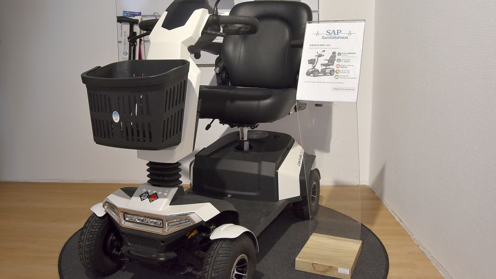 Ein Elektro-Mobil von Centuro wird in Warsingsfehn präsentiert und zum günstigen Ausstellungspreis angeboten.