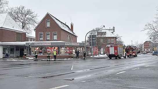 Die Einsatzkräfte rückten in die Wohnräume des Eckhauses an der Julianenburger Straße vor. Foto: Jasmin Keller
