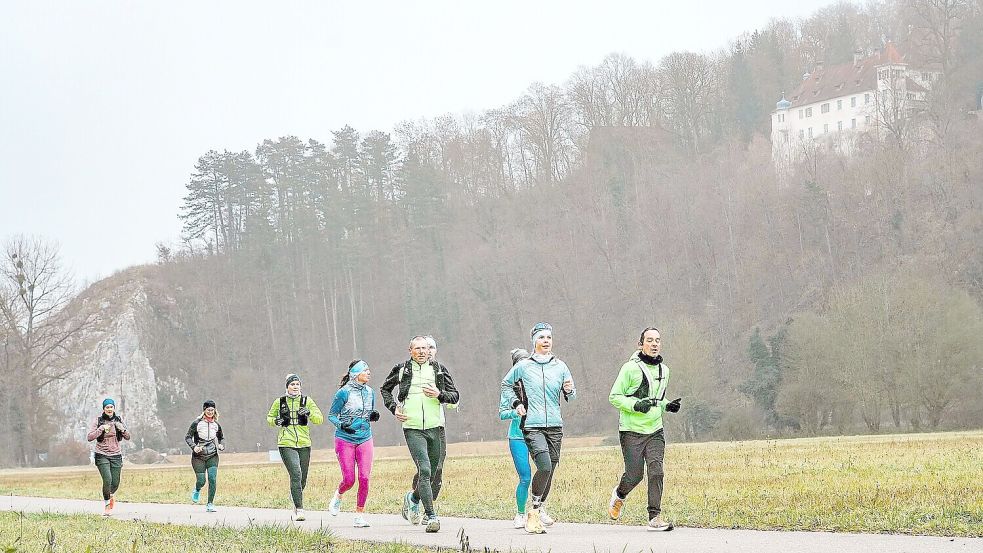 Solange kein Schnee auf den Straßen liegt, hat Joyce Hübner (Zweite von rechts) Freude an ihrem ehrgeizigen Projekt und joggt meistens mit ein paar Begleitern kreuz und quer durch Deutschland. Foto: Kolb