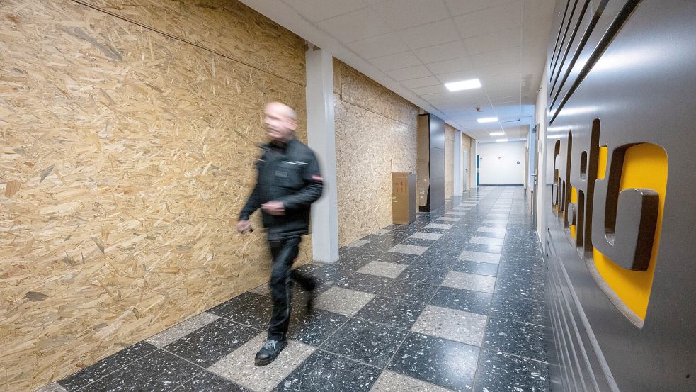 In der BBS 2 in Leer wird derzeit die E-Halle saniert. Deshalb ist die große Fläche im Erdgeschoss gesperrt und mit Platten verschlossen. Foto: Klaus Ortgies