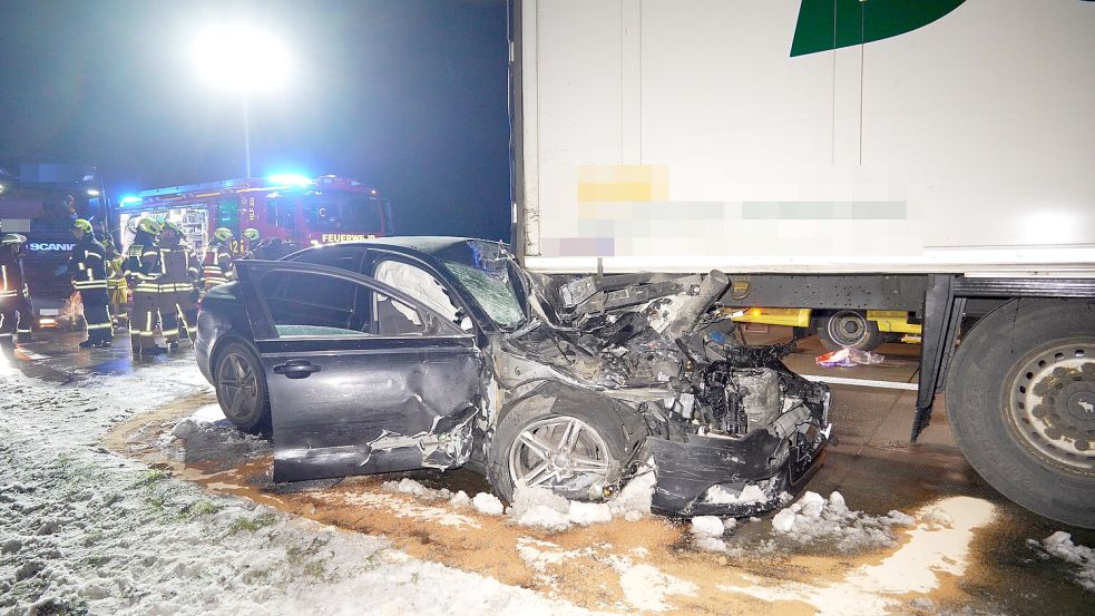 Ein Auto ist am Dienstagabend auf der A1 unter einem Sattelzug eingeklemmt und hunderte Meter mitgeschleift worden. Foto: NWM-TV
