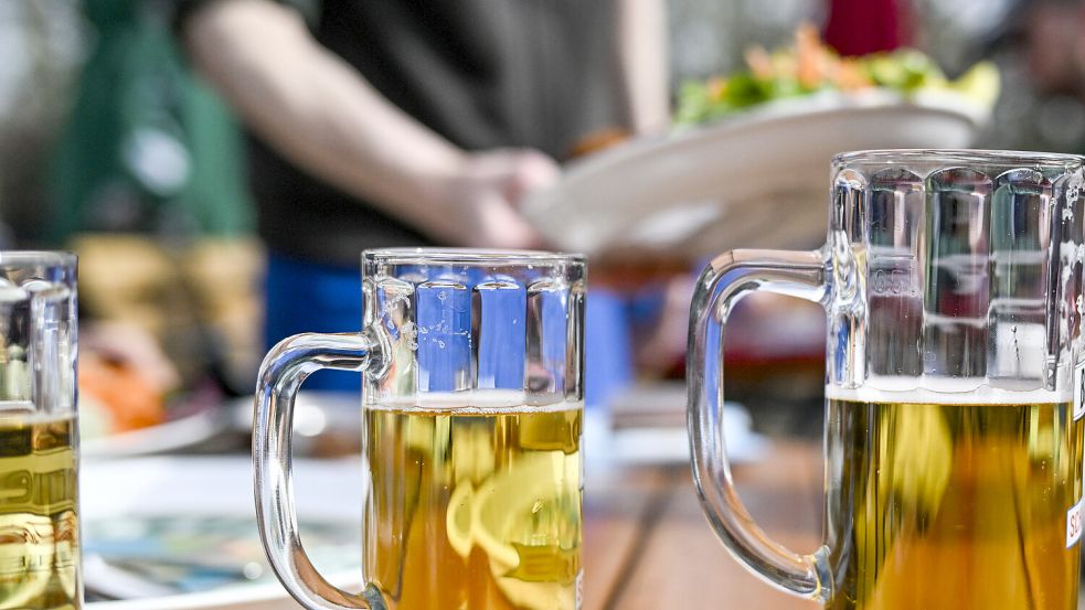 Geht es nach Burkhard Walter, wird in diesem Jahr auch auf Borkums gebrautes Bier aufgetischt. Symbolfoto: Jens Kalaene/dpa