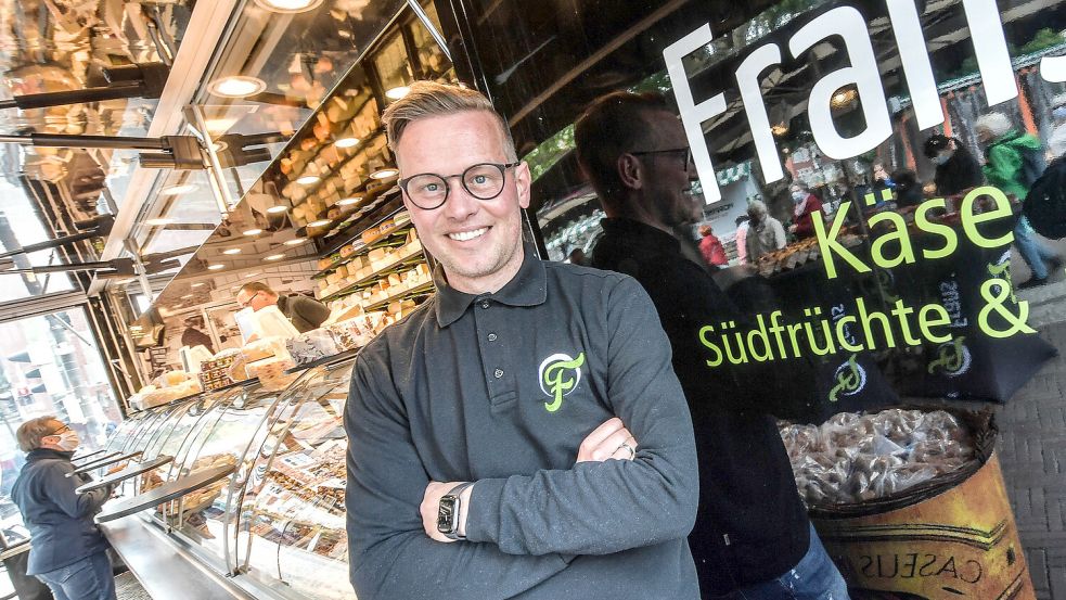 Frans Posthumus beliefert mit seinem Käse und anderen Spezialitäten mehrere Wochenmärkte in der Region. Foto: Klaus Ortgies/Archiv