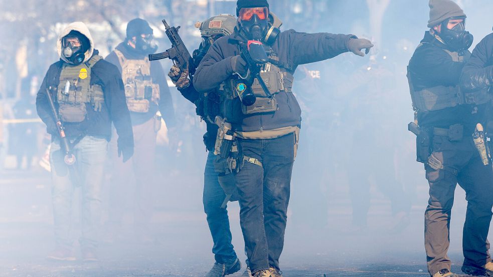 ICE-Beamte bei Ausschreitungen in Minneapolis: Die AfD in Bayern will ebenfalls eine Abschiebepolizei – und verweist die US-Behörde als Inspiration. Foto: IMAGO/Anadolu Agency