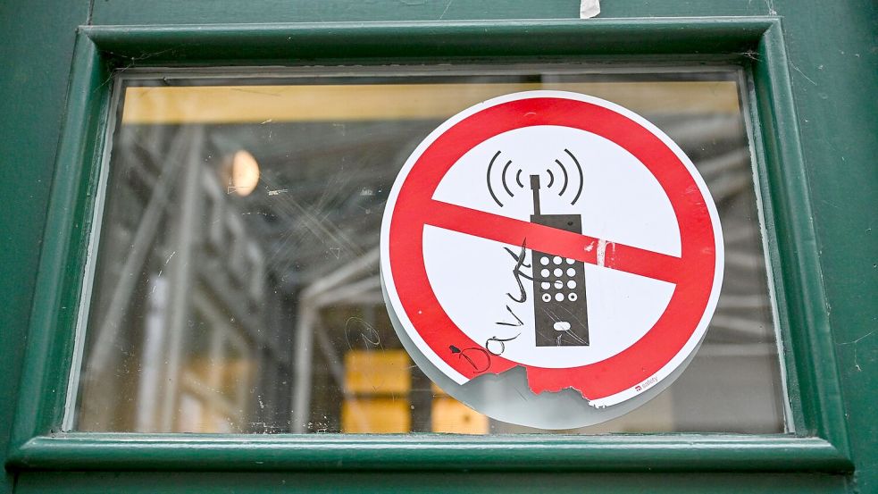 Schulschluss für Smartphones: Schweden plant ein Handyverbot an allen Schulen bis zur neunten Klasse. (Archivbild) Foto: Jens Kalaene