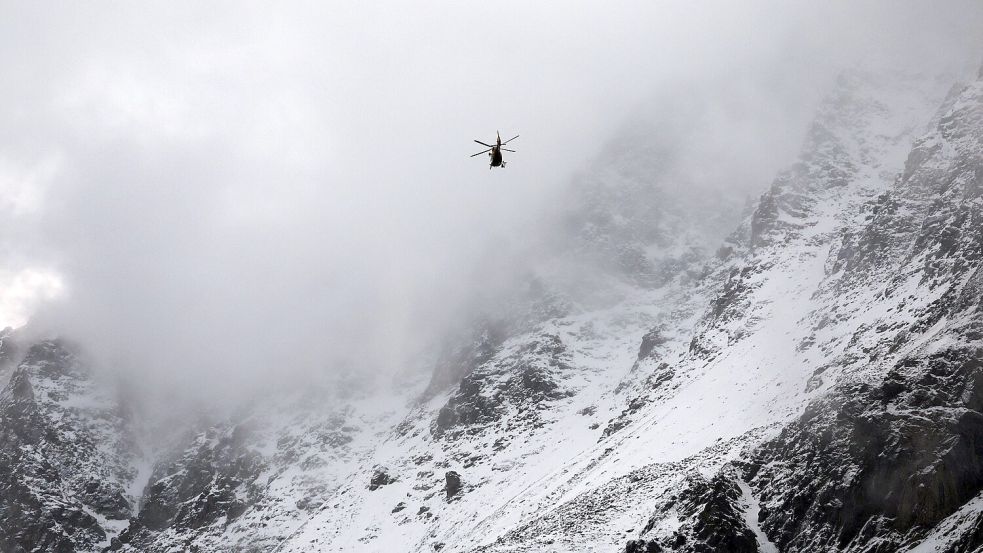 Ein Hubschrauber der Bergrettung fliegt über die schneebedeckten Berge in Südtirol. In den Alpen kam es in den vergangenen Wochen zu gleich mehreren tödlichen Unfällen. Foto: dpa/Karl-Josef Hildenbrand