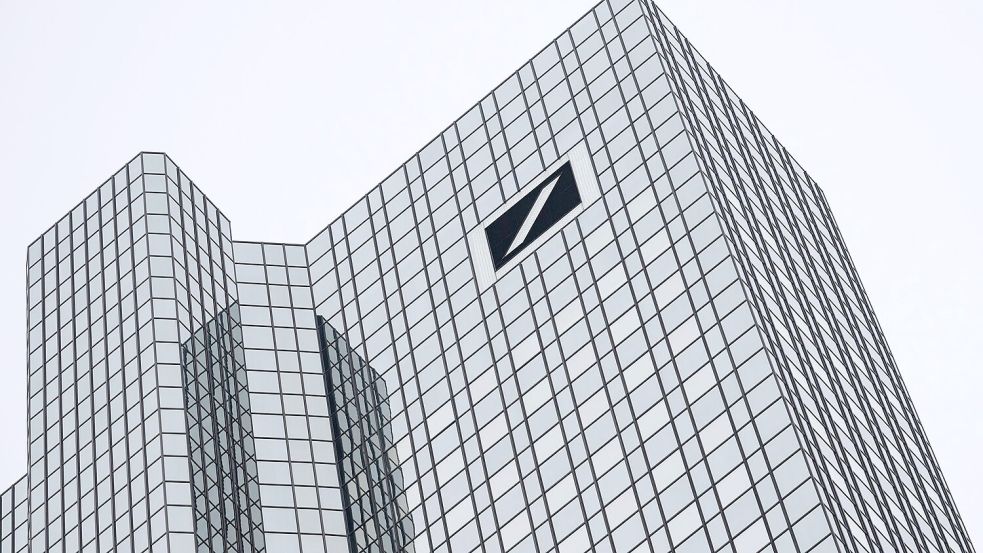 Am Mittwoch betraten Ermittler die Zentrale der Deutschen Bank an der Frankfurter Taunusanlage. Foto: Boris Roessler