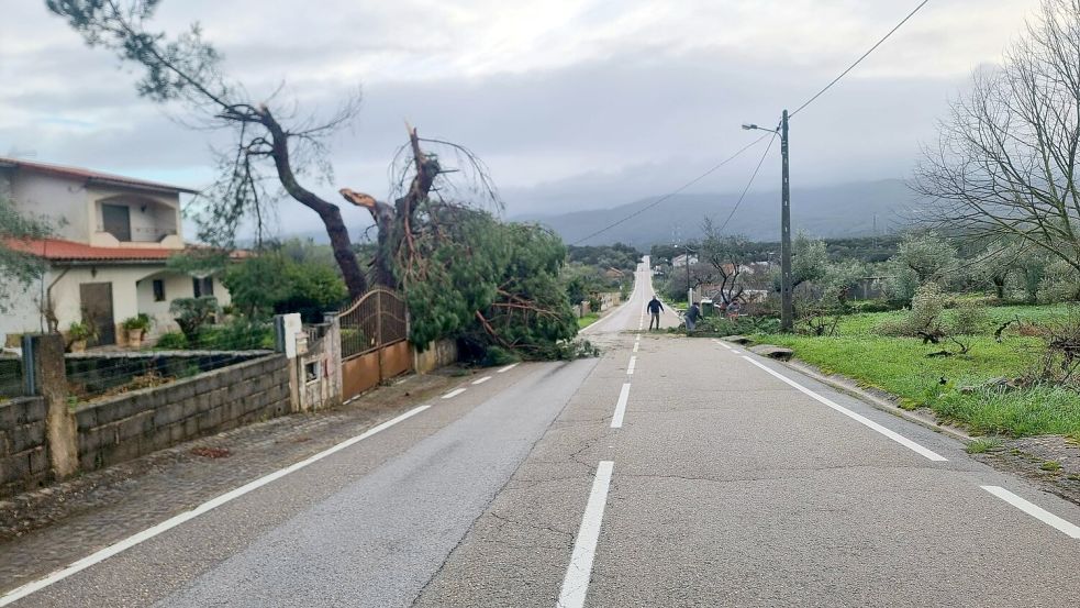 Ein Unwetter sorgte in Portugal für erhebliche Schäden, auch der Zugverkehr war betroffen. Foto: Imago/WENN
