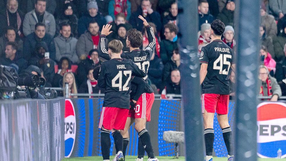 Jamal Musiala jubelt nach seinem Tor, flankiert von Lennart Karl (l) und Aleksandar Pavlovic. Foto: Rolf Vennenbernd
