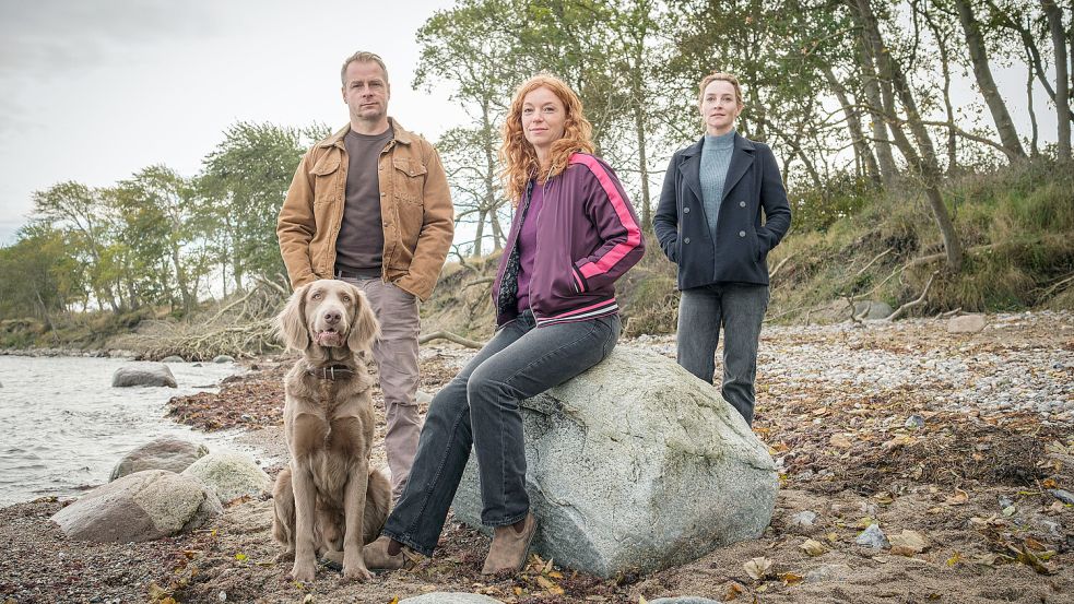 Ein Mann, ein Hund, zwei Frauen: Hinnerk Schönemann, Marleen Lohse, Jana Klinge und der Hund Fritz alias Holly in der neuen „Nord bei Nordwest“-Folge „Pechmarie“. Foto: NDR/Gordon Timpen
