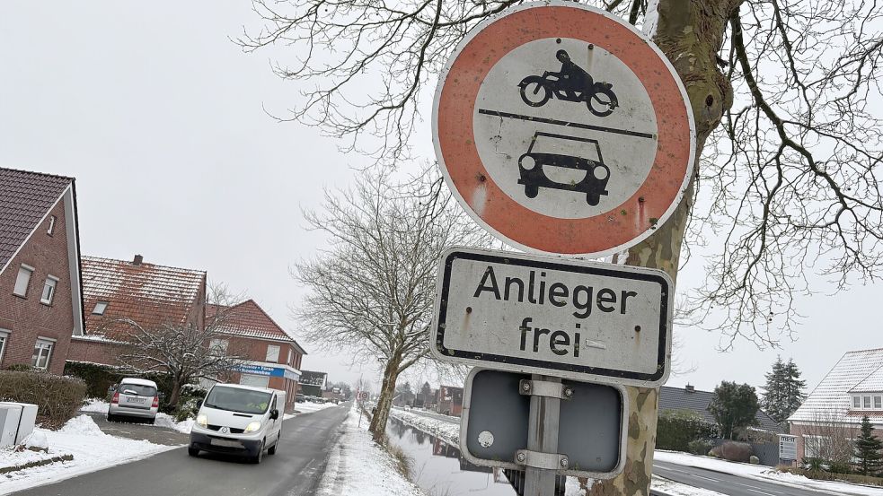 Der Rajen-Nord ist nur für Anlieger frei, wird aber gerne als Umgehung der Ampel genutzt. Foto: Marion Janßen