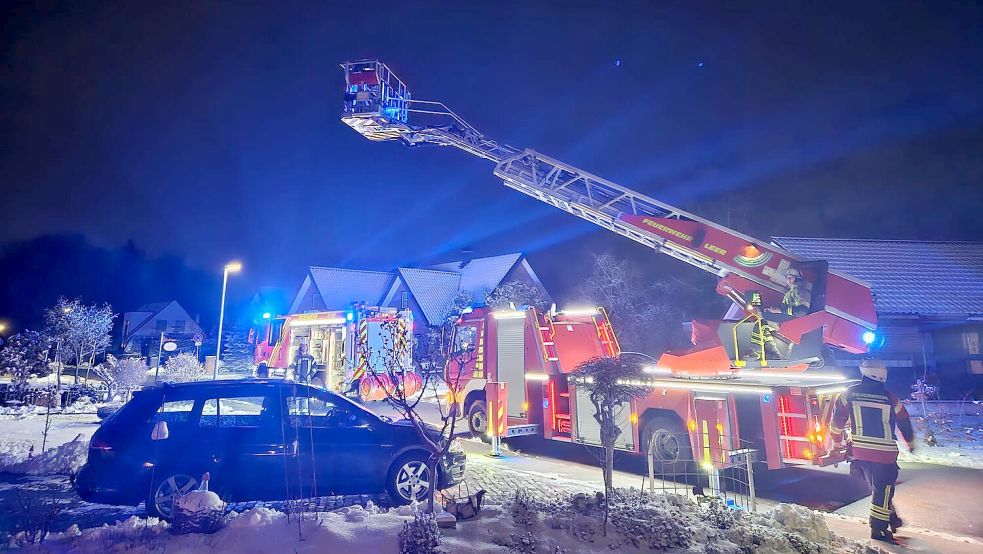 Auch die Drehleiter der Feuerwehr Leer war nach Ihrhove ausgerückt. Foto: Feuerwehr Ihrhove