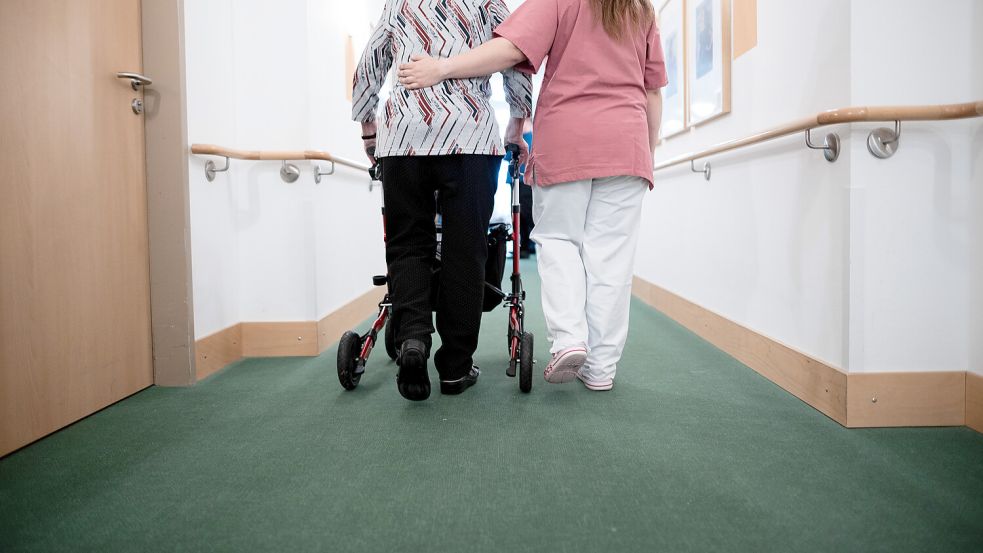 Die Betreuung im Pflegeheim wird immer teurer. Was man tun kann, wenn man die Kosten allein nicht stemmen kann. Foto: IMAGO/Funke Foto Services