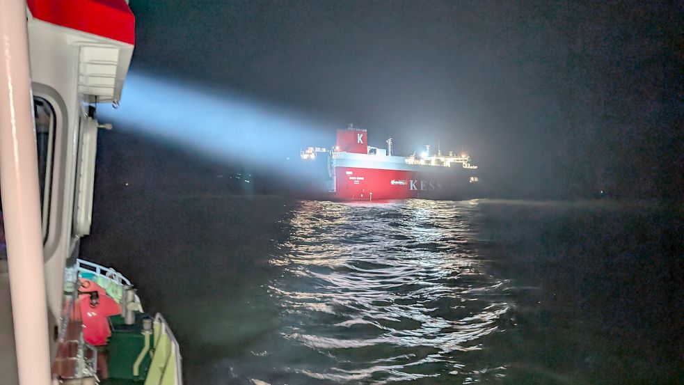 Eine Aufnahme von Bord der „Hamburg“. Das Foto zeigt den Suchscheinwerfer des Borkumer Seenotrettungskreuzers auf den Havaristen gerichtet. Foto: Die Seenotretter – DGzRS/Archiv
