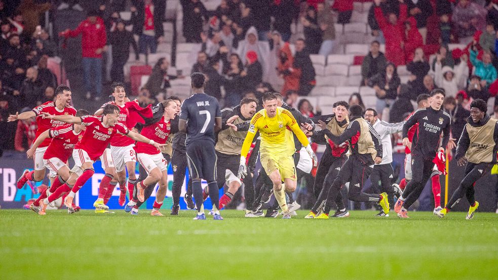 Benficas Torwart Anatoliy Trubin (Mitte) köpfte sein Team in die Play-offs der Champions League. Foto: IMAGO/NurPhoto