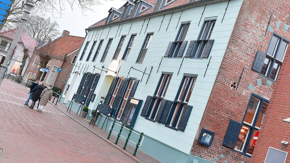 Das Hotel und Restaurant Hohes Haus in Greetsiel soll verkauft werden. Fotos: Heinz Wagenaar/Archiv
