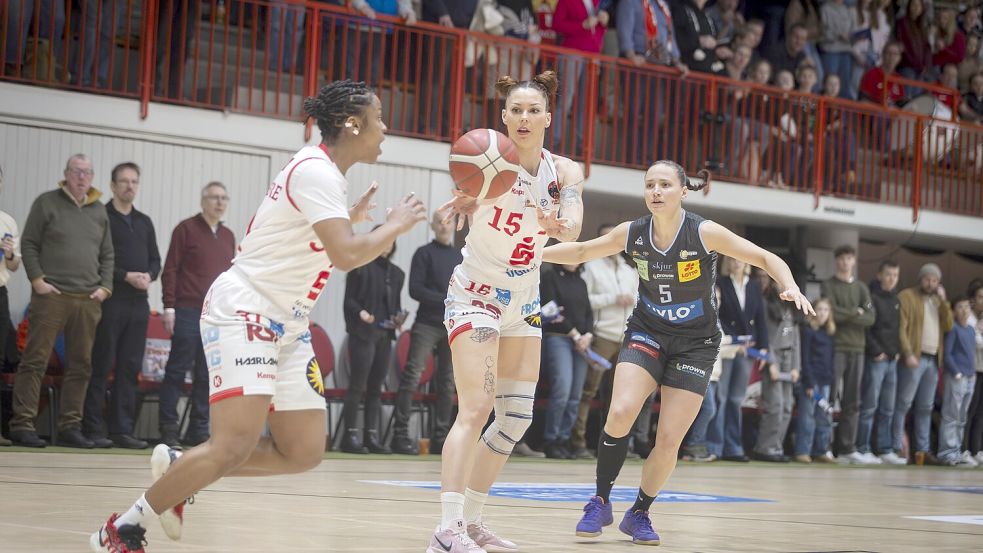 Folgt nach den Erfolgen gegen Saarlouis (Foto) und Syntainics MBC der dritte Heimsieg nacheinander? Die Basketballerinnen der Girolive Panthers Osnabrück um Milica Cuic (am Ball) erwarten am 1. Februar TK Hannover. Foto: Swaantje Hehmann