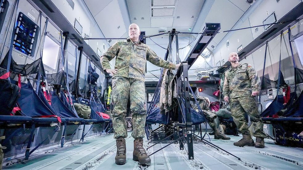 Nato-General Ingo Gerhartz im Truppentransporter A400M auf dem Weg ins südspanische Rota. Foto: Kay Nietfeld/dpa