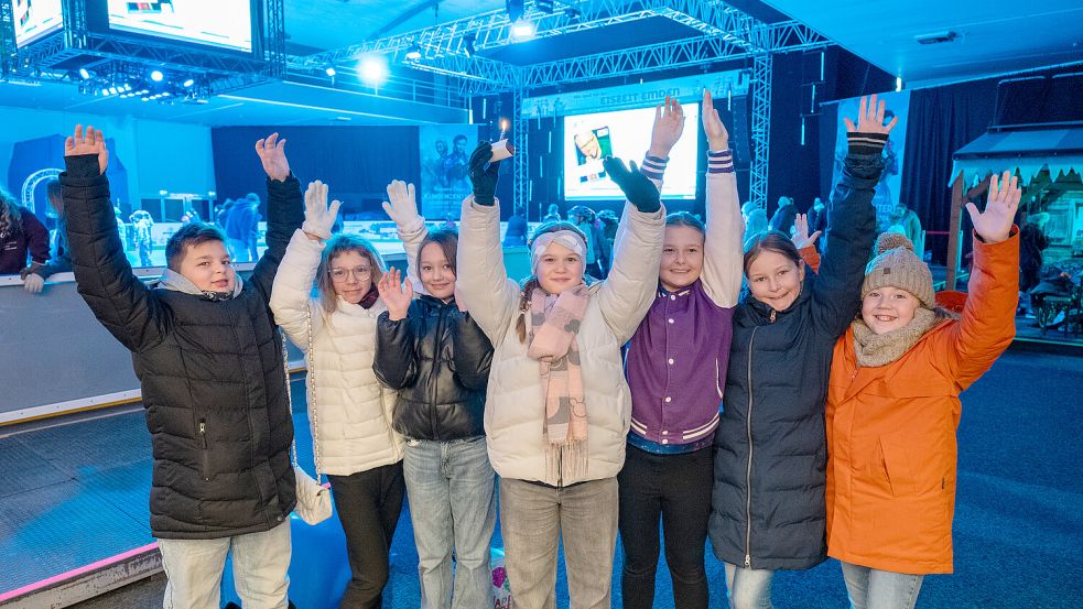 Es ist wieder Eiszeit in Emden – diese Truppe freute sich darüber am Eröffnungswochenende. Foto: Klaus Ortgies