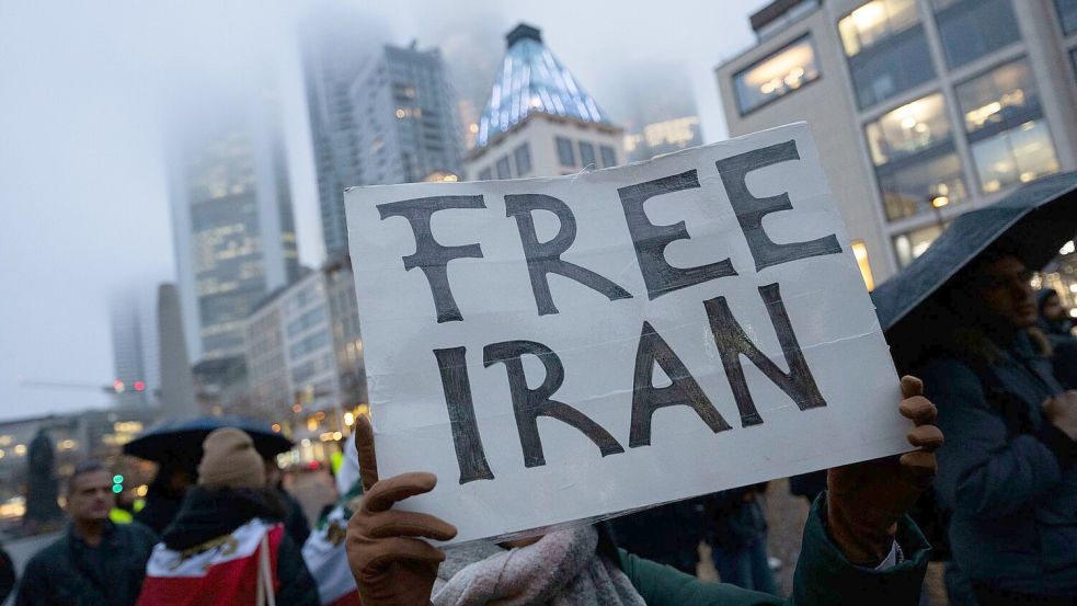 In vielen EU-Staaten fordern Menschen seit Wochen neue Sanktionen gegen Verantwortliche für die Gewalt im Iran. Nun gibt es einen ersten Beschluss. (Archivbild) Foto: Boris Roessler