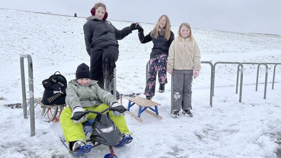 Ben Freymuth (von links), Lea Arends, Eva Freymuth und Ida Arends wünschen sich noch mehr Schneetage. Fotos: Mona Hanssen