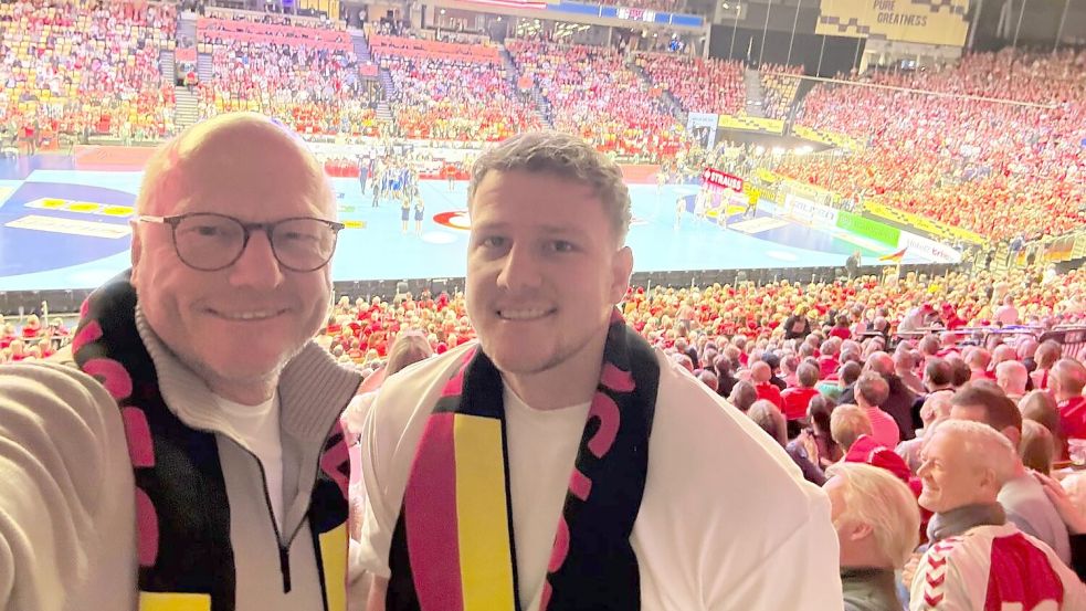 Hendrik Poppinga (links) freute sich mit seinem Sohn Ben über den Halbfinaleinzug der deutschen Handball-Nationalmannschaft. Fotos: Privat