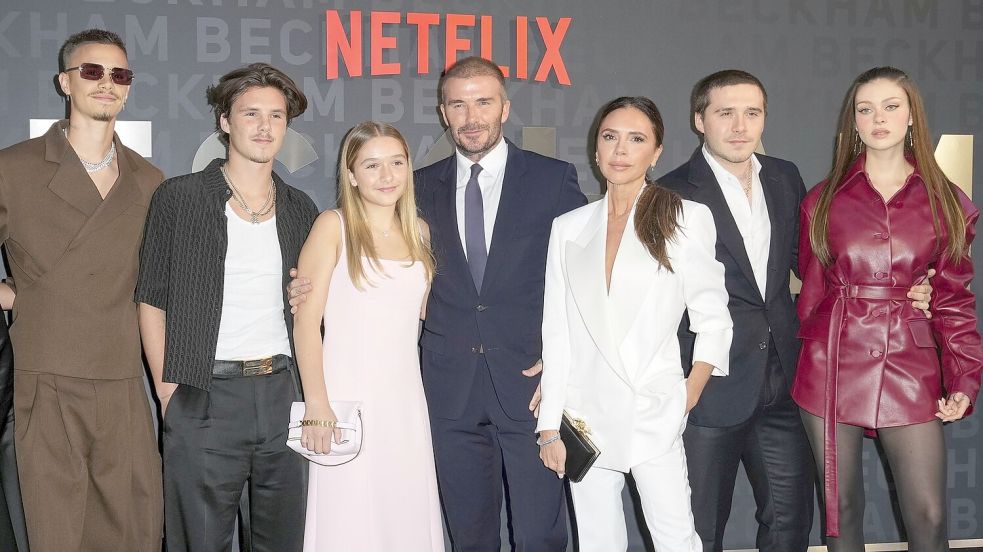 Da war der Familienfrieden – zumindest öffentlich – noch intakt: (von links) Romeo Beckham, Cruz Beckham, Harper Beckham, David Beckham, Victoria Beckham, Brooklyn Beckham und Nicola Peltz Beckham bei der Premiere der Netflix-Dokumentationsserie über den Ex-Fußballprofi. Foto: Scott Garfitt/AP/dpa