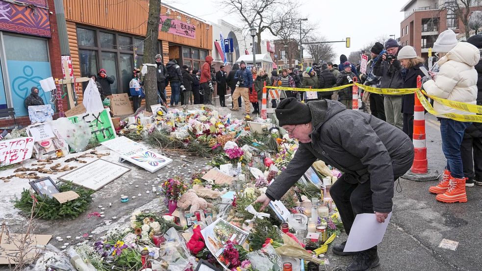 Nicht nur in Minneapolis trauern und protestieren die Menschen nach den tödlichen Schüssen auf Alex Pretti bei einem Einsatz von Bundesbeamten. (Archivbild) Foto: Adam Gray/AP/dpa