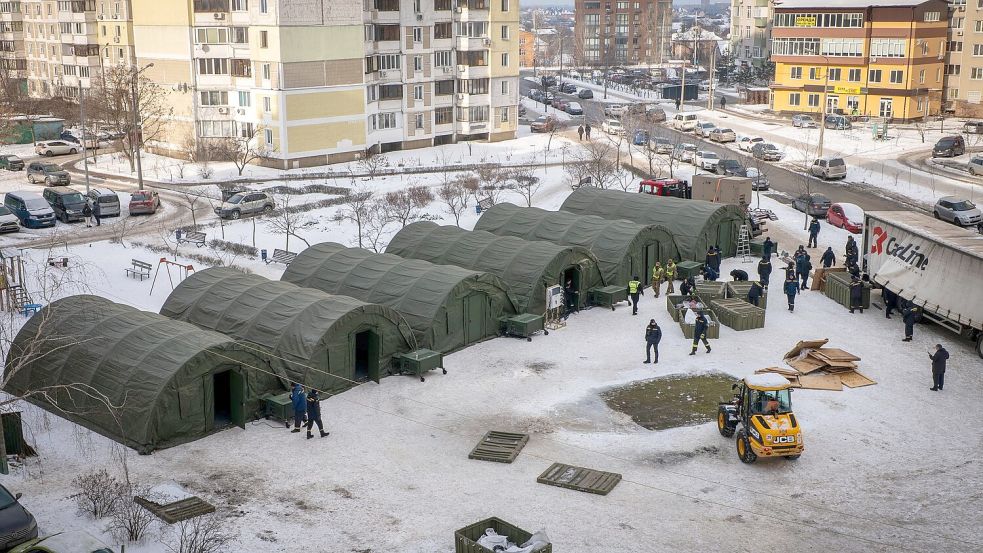 In diesen Zelten sollen sich Kiewer aufwärmen, deren Häuser ohne Heizung sind. Foto: Dan Bashakov/AP/dpa