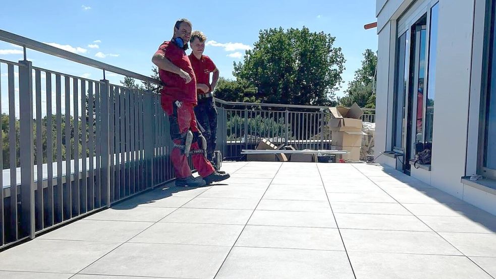 Terrassenfliesen werden auf Stelzlager perfekt verlegt.