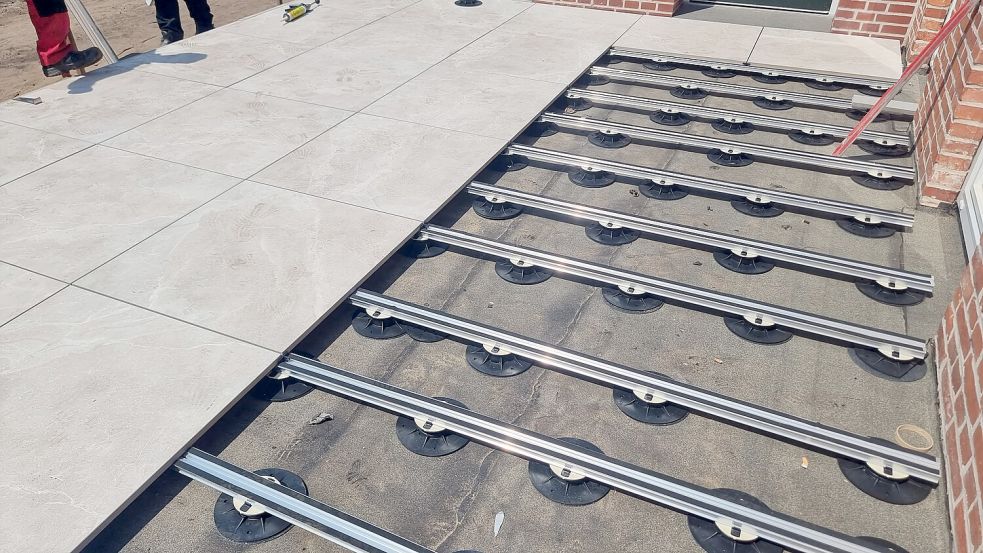 Großformatige Fliesen auf Stelzlager sind der Trend für Terrassen.