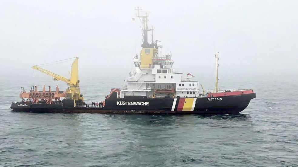 Das Mehrzweckschiff "Mellum" des Wasserstraßen- und Schiffahrtsamts Weser-Jade-Nordsee mit den Bundesfarben am Rumpf, dem Schriftzug „Küstenwache“ an der Seite und den markant gelben Aufbauten ist eines der bekanntesten Behördenschiffe auf den Seeschifffahrtstraßen Ems, Weser und Elbe und in der gesamten Deutschen Bucht. 1984 gebaut, hat die „Mellum“ inzwischen 42 Dienstjahre auf dem Buckel. Foto: Wasserstraßen- und Schifffahrtsverwaltung des Bundes, WSV.de