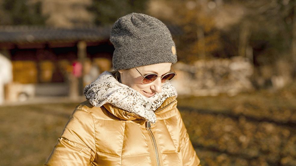 Auch im Winter scheint die Sonne und kann Gefahren mit sich bringen. So kann man sich richtig schützen. Foto: IMAGO/Michaela Begsteiger