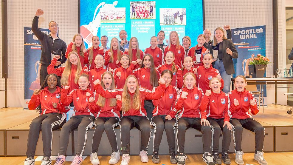 Auf diesem Foto sind die Sportlerwahl-Sieger des Vorjahres zu sehen. Wer darf in diesmal bei der OZ-Sportlerwahl in Zusammenarbeit mit der Sparkasse LeerWittmund jubeln? Archivfoto: Klaus Ortgies