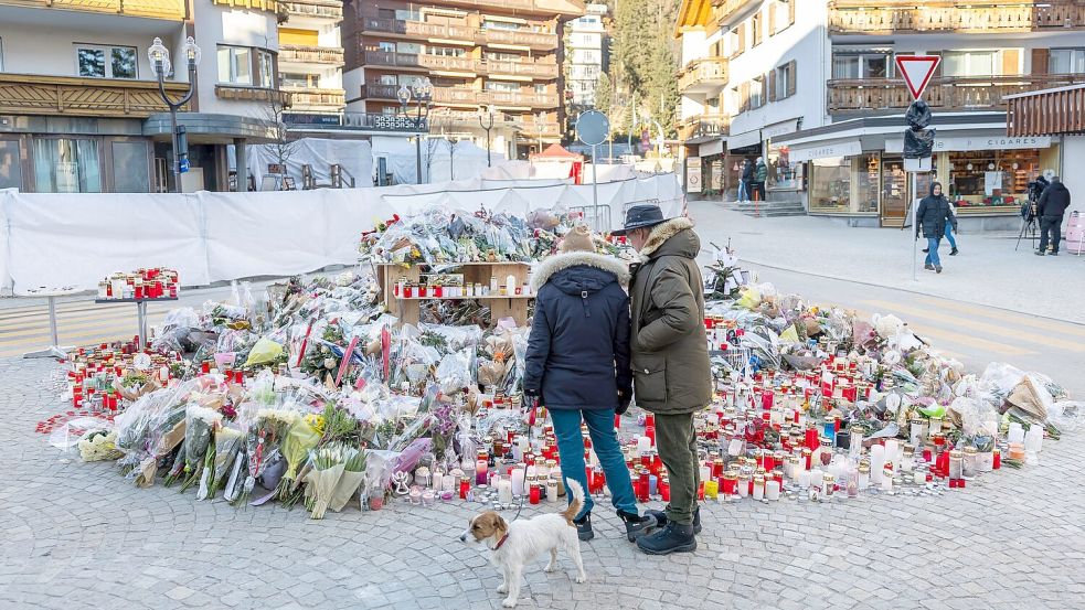 Das Gedenken an die Opfer ist in Crans-Montana allgegenwärtig (Archivbild) Foto: Cyril Zingaro/KEYSTONE/dpa