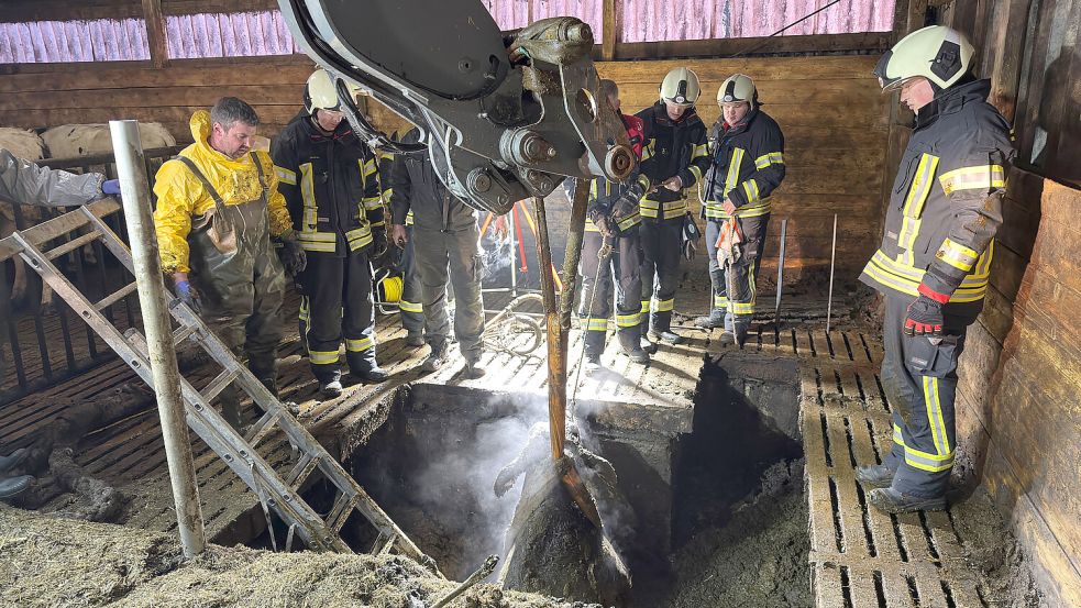 Zwei Kühe sind am 21. Januar in Brockzetel durch die Bodenplatten eines Stallgebäudes gebrochen und in die darunterliegende Güllegrube gestürzt. Foto: Sönke Geiken/Feuerwehr
