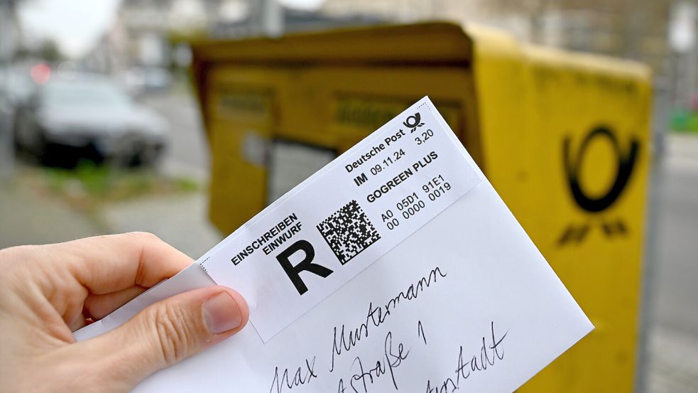 Augen auf beim Entleeren des Briefkastens: Die Polizei warnt vor falschen Abholscheinen der DHL, die zum Datenklau genutzt werden könnten. Auch in Hinte wird gewarnt. Symbolbild: Wolf von Dewitz/dpa
