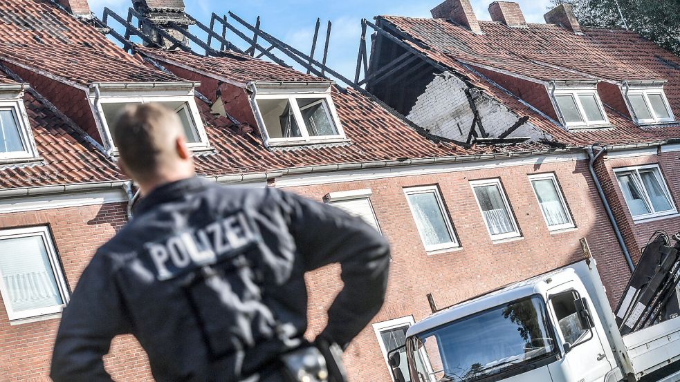 Die Brandermittler haben sich das Mehrfamilienhaus nach dem Brand genau angeschaut. Foto: Klaus Ortgies/Archiv