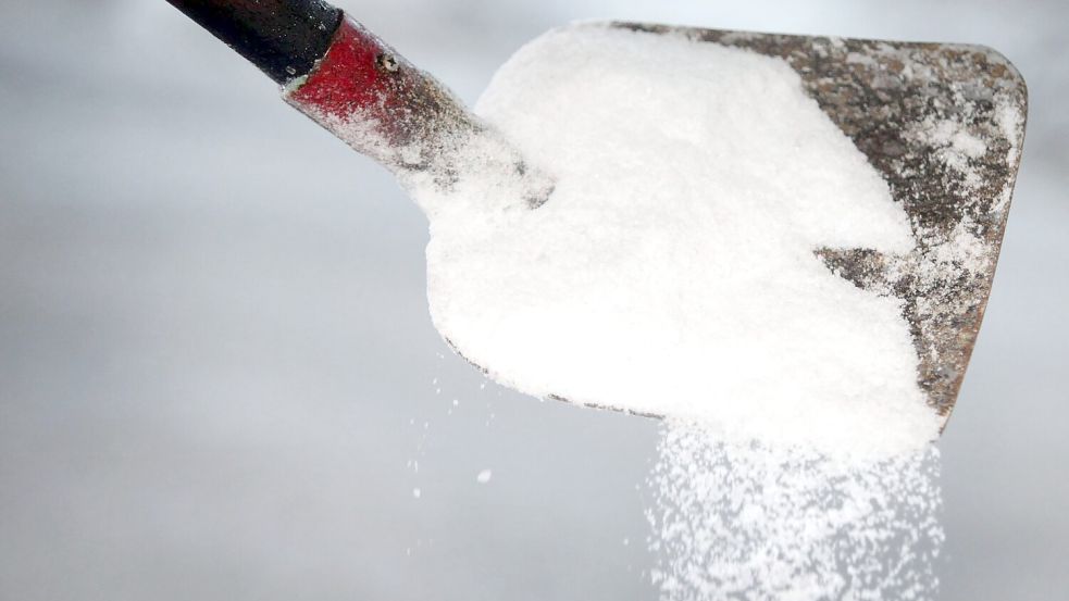 In Hamburg ist der Einsatz von Tausalz vorübergehend wieder erlaubt. (Symbolbild) Foto: picture alliance / dpa