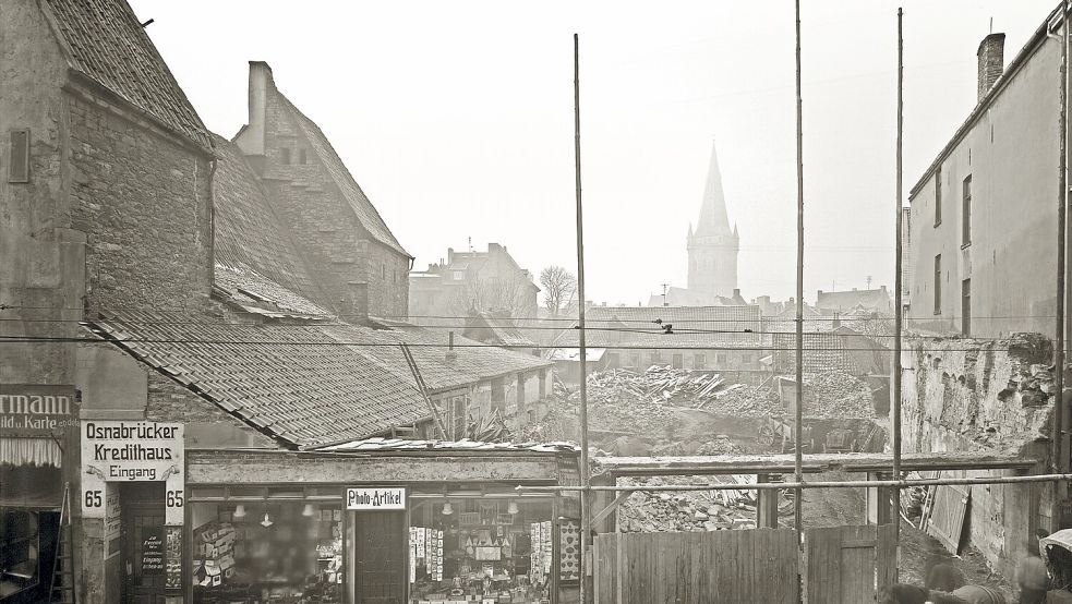 Bauunternehmer Thor hat zwei Häuser der Großen Straße abreißen lassen, um einen „Durchstich“ zum Kamp zu schaffen. Es ist die Geburt des heutigen Jürgensorts, die jedoch nicht komplikationsfrei verläuft. Im Hintergrund ist der Turm von St. Katharinen zu sehen. Foto: Rudolf Lichtenberg, Archiv Museum Industriekultur.