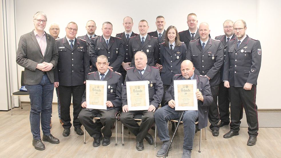 Bürgermeister Heiko Abbas (von links), Ortsvorsteher Friedrich Sap, Stadtbrandmeister Jörg Fisser, dessen Stellvertreter Steffen Voss, Christopher Murra, Frank Köller (mit Urkunde), Stefan Luitjens, Matthias Spengel, Peter Glowczewski (mit Urkunde), Tammo Schmidt, Janka Erfkamp-Vry, Hans-Jürgen Mülder (mit Urkunde), Christian Reck, Lars Battermann, Ewald Spengel und Andreas Bruns stellten sich auf der Jahreshauptversammlung der Feuerwehr Weener zum Foto auf. Foto: privat