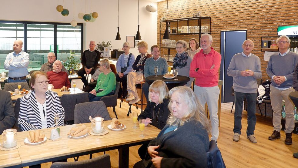 Mitglieder des Postsportvereins Leer ließen sich beim Neujahrsempfang die Rullerkes schmecken und hörten dabei ihrem Vorsitzenden zu. Foto: privat